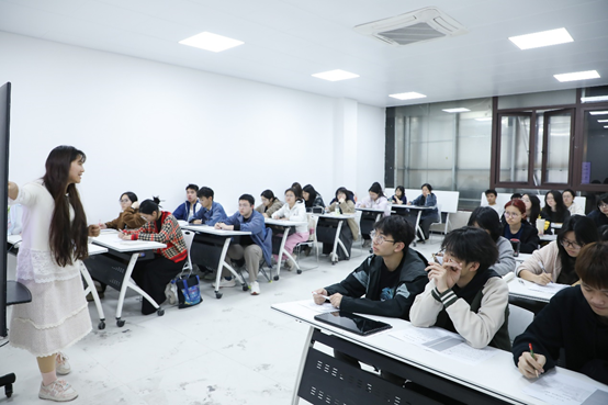 深耕广东本土专升本领域，人艺专插本聚焦教研与吃住学一体化培训服务